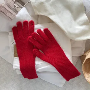 Guantes de invierno de punto táctiles en rojo vivo, lana cálida ideal para días fríos.