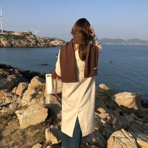 Bufanda de punto marrón acogedora para mujer, accesorio de moda de invierno cálido liso.