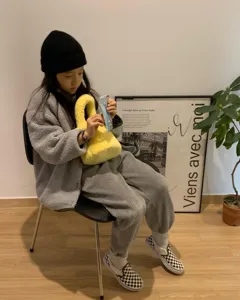 Vue détaillée d'un sac à main moelleux et jaune en fausse fourrure douce et tendance.
