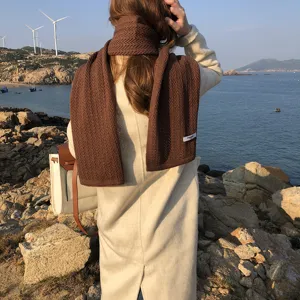 Bufanda de punto marrón para mujer, cálido accesorio de invierno con diseño de color liso.