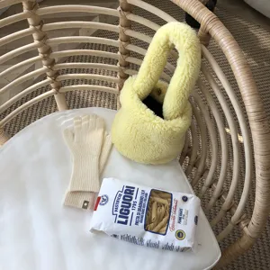 Sac à main en fausse fourrure jaune duveteux pelucheux mini fourre-tout hiver chic