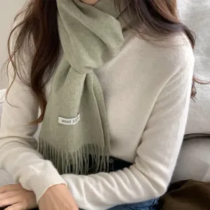 Detalle de bufanda de lana de color liso con flecos, accesorio de invierno cálido.
