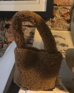 Sac à main en peluche mouton marron hiver cabas duveteux design de niche mignon