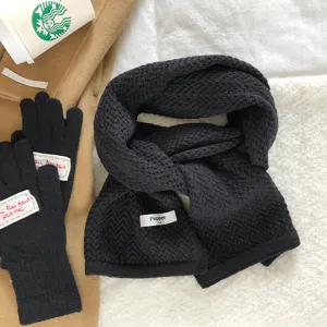 Conjunto de bufanda y guantes de punto negro invierno cálido liso suave detalle vista