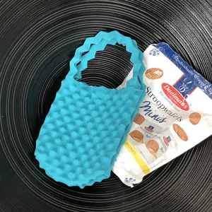 Lichtblauwe bubbel gebreide mini tas, gedetailleerd textuuroverzicht in trendy dagelijkse stijl.