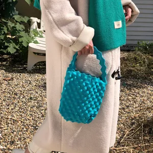 Felblauwe gebreide mini handtas met stijlvol gestructureerd geplooid design voor dames.