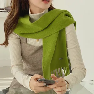 Dettaglio sciarpa invernale in lana verde tinta unita, foulard caldo morbido per uomo donna.