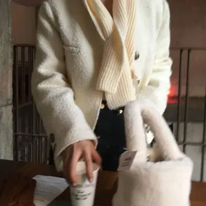 Sac à main moelleux en peluche pour femme, fourre-tout douillet en fausse fourrure.