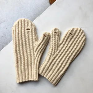 Beige convertible gebreide handschoenen, touchscreen vriendelijke winterwanten voor dagelijks gebruik.