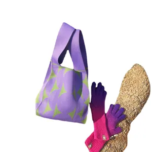 Sac cabas en tricot élégant avec gants dégradés assortis, idéal pour les sorties et le quotidien.