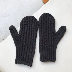 Zwarte gebreide wanten detailweergave, comfortabele geribbelde warme winterhandschoenen.