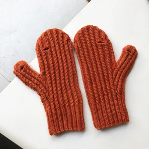 Gebreide converteerbare vingerloze handschoenen detailopname roestoranje winter warme mode.