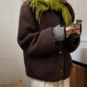 Cómoda y cálida chaqueta de forro polar con guantes de rayas sin dedos y bufanda verde.