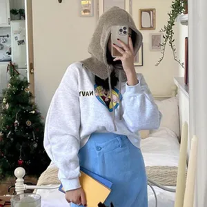 Koreanischer Stil gestrickter warmer Kapuzenhut und graues Sweatshirt für Damen Winter Mode.