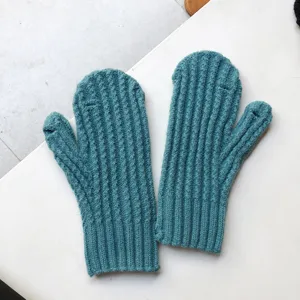 Gebreide touchscreen omslaghandschoenen in blauwgroen, warme wanten voor de winter in detail.