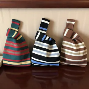 Vista dettagliata della borsa a maglia lavorata, grande borsa casual perfetta per uso diario.