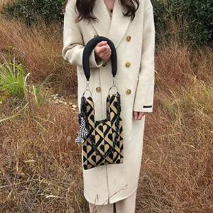 Knitted women shoulder bag heart pattern chic winter handbag with chain strap fashion tote