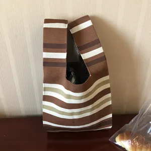 Borsa shopper a maglia rigata marrone, grande borsa casual da donna per uso quotidiano.