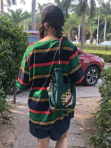 Vue détaillée du sac cabas en tricot tendance avec chaîne et joli motif floral.