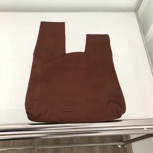 Einfache japanische Satin-Knotted-Handtasche in Braun. Tragbare Mini-Tasche für den Alltag.