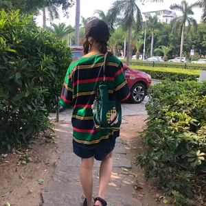 Sac cabas en tricot vert avec motif floral à carreaux et bandoulière chaîne élégante pour femmes.