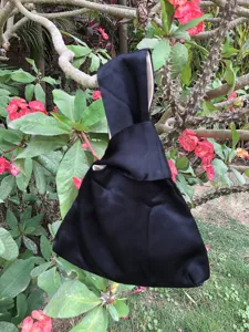 Schwarze Satin japanische Knotentasche, minimalistische Handtasche fuer den Alltag.