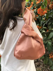 Japanische Satin-Knoten-Handtasche einfarbige tragbare Handgelenktasche eleganter Stil.
