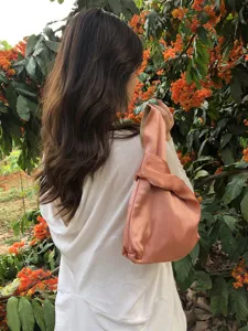 Elegante Satin japanische Knotentasche in Pfirsichfarbe, tragbare Handtasche fur Alltag.