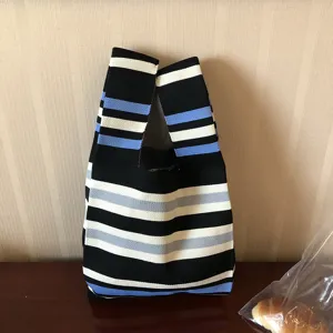 Grande borsa a mano in maglia da donna borsa tote intrecciata a righe per viaggio shopping.