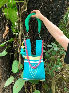 Stylish handmade knit tote bag featuring heart pattern and trendy pink chain handle.