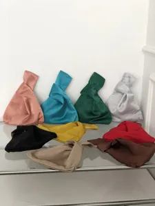 Elegante Satintasche mit japanischem Knoten in vielen bunten Farben, stilvolle Handtasche.