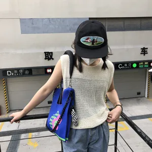 Sac cabas en tricot chic avec chaîne artisanale et motif cartoon coloré pour femmes.