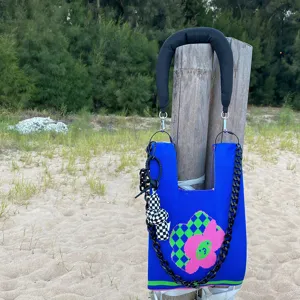 Sac cabas en tricot pour femme avec motif floral coloré et chaîne noire tendance.