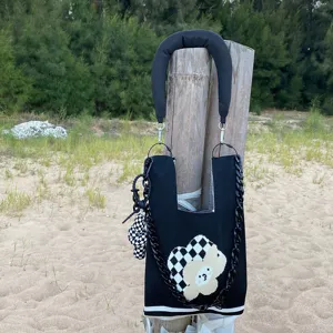 Sac cabas en tricot avec motif d'ours mignon, anses chaînes noires et design à carreaux.