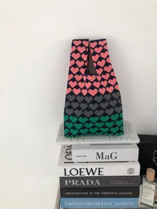 Gradient heart knit tote bag for women, chic colorful patterned casual handbag daily shoulder bag.
