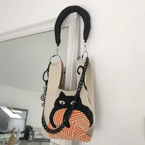 Japanische kawaii Strick-Umhängetasche mit süßem schwarzem Katzen- und Wollknäuel-Design mit Kette.