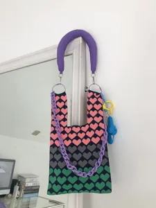 Gradient heart knit tote bag with chunky chain stylish shoulder handbag for women spring summer.