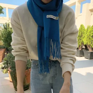 Detalle de bufanda de flecos de lana de color sólido clásico, cuello cálido de invierno de moda.