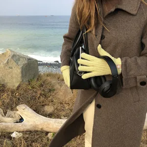 Guantes de invierno de punto táctiles para mujer en tela de lana amarilla acogedora.