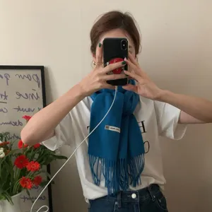 Bufanda de lana de color sólido azul con flecos para mujer invierno cálido accesorio