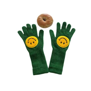 Gants d'hiver tricotés verts avec joli patch visage souriant jaune, mitaines en laine.