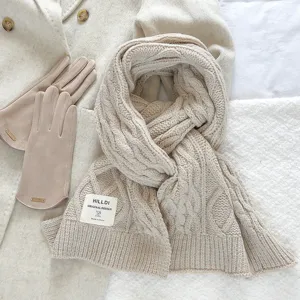 Beige dikke kabelgebreide wintersjaal detail, zachte warme textuur halswarmers voor dames.