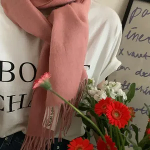Bufanda de flecos de lana de color sólido estilo coreano invierno cálido detalle