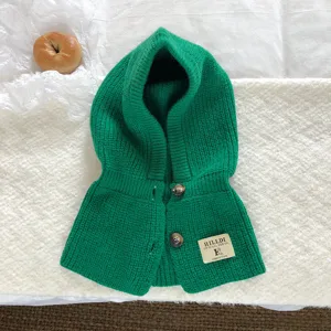 Groen gebreide bivakmuts capuchon sjaal detail, warme winter hoofddeksel met knopen.