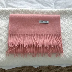 Bufanda flecos lana rosa invierno cálido color sólido suave acogedor detalle vista accesorio