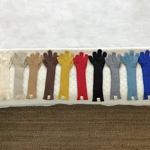 Kleurachtige gebreide armwarmers detailweergave, zachte wollen textuur en materiaal