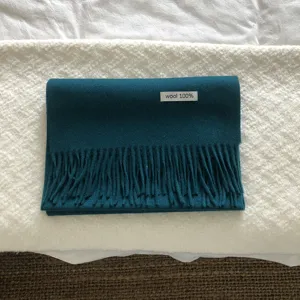 Detalles de bufanda lisa de lana con flecos, suave accesorio de cuello para invierno.
