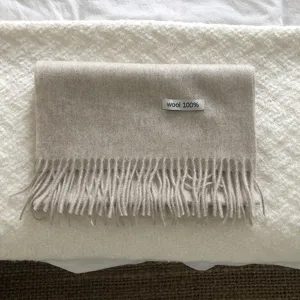 Bufanda de lana con flecos lisa para mujer, calentador de cuello de invierno beige.