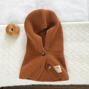 Comfortabele bruine gebreide bivakmuts winter warme oorbescherming capuchon knopen
