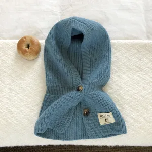 Blauwe gebreide bivakmuts met knoopsluiting, warme wintermuts en nekwarmer voor koude dagen.